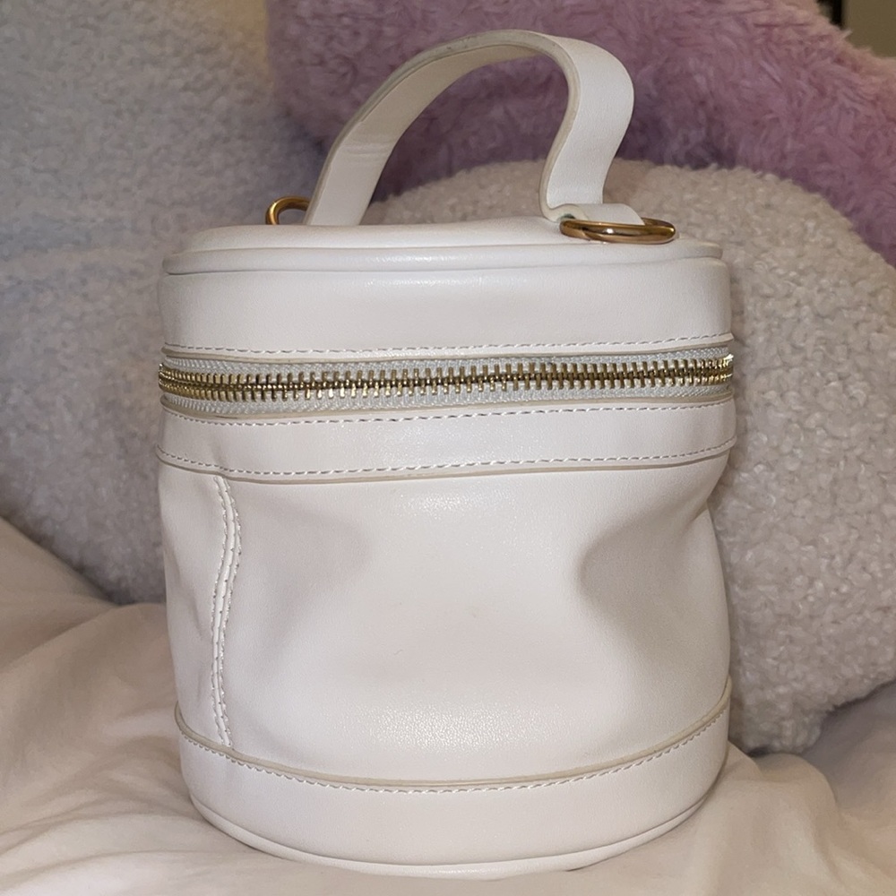 CUTE AND DAINTY WHITE BUCKET BAG